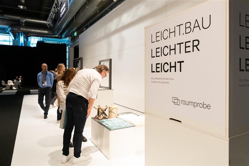 eine menschenschlange steht vor einem schild mit der aufschrift „lichtbau“ auf der architect@work 2023 in düsseldorf.