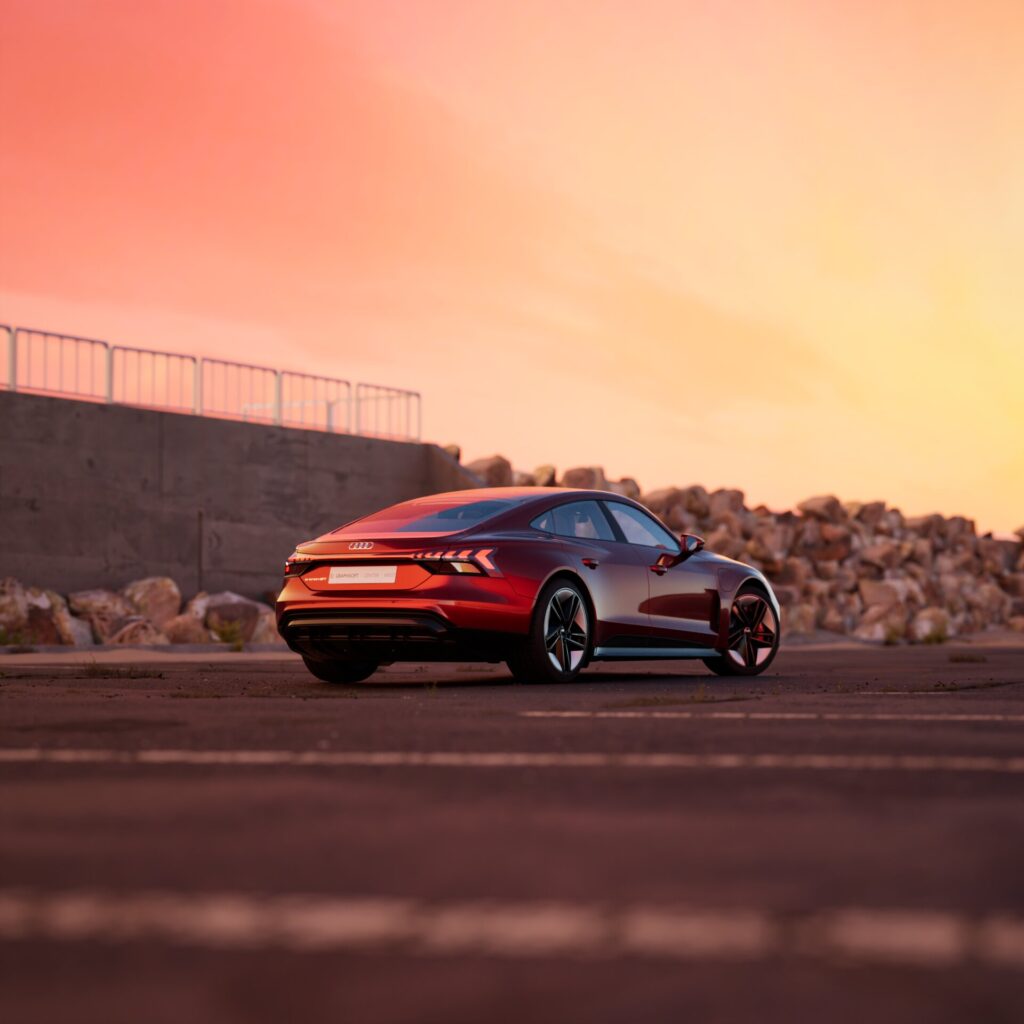 ein roter sportwagen parkt vor einem sonnenuntergang. dieses bild kann als vorlage oder inspiration für architekturprojekte dienen. darüber hinaus ist es in der twinmotion software für realistisches rendern verfügbar