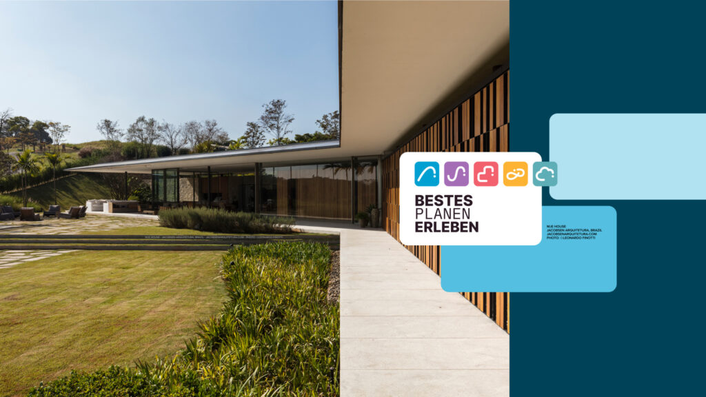 Modernes Gebäude mit großen Glasfenstern und einem begrünten Hof; eine grafische Überlagerung auf der rechten Seite zeigt Symbole und den deutschen Text "Bestes Planen Erleben".