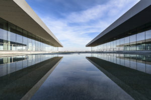 Architektur Mitwolken Himmel Und Wasserspeigelung