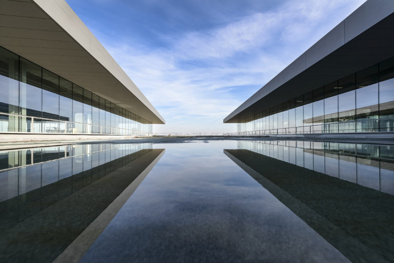 Architektur Mitwolken Himmel Und Wasserspeigelung