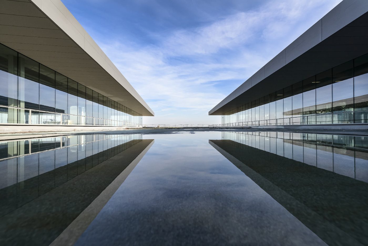 Architektur Mitwolken Himmel Und Wasserspeigelung