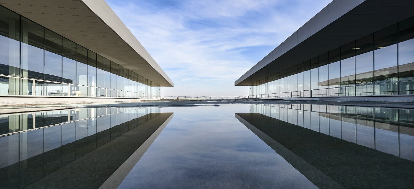 Architektur Mitwolken Himmel Und Wasserspeigelung