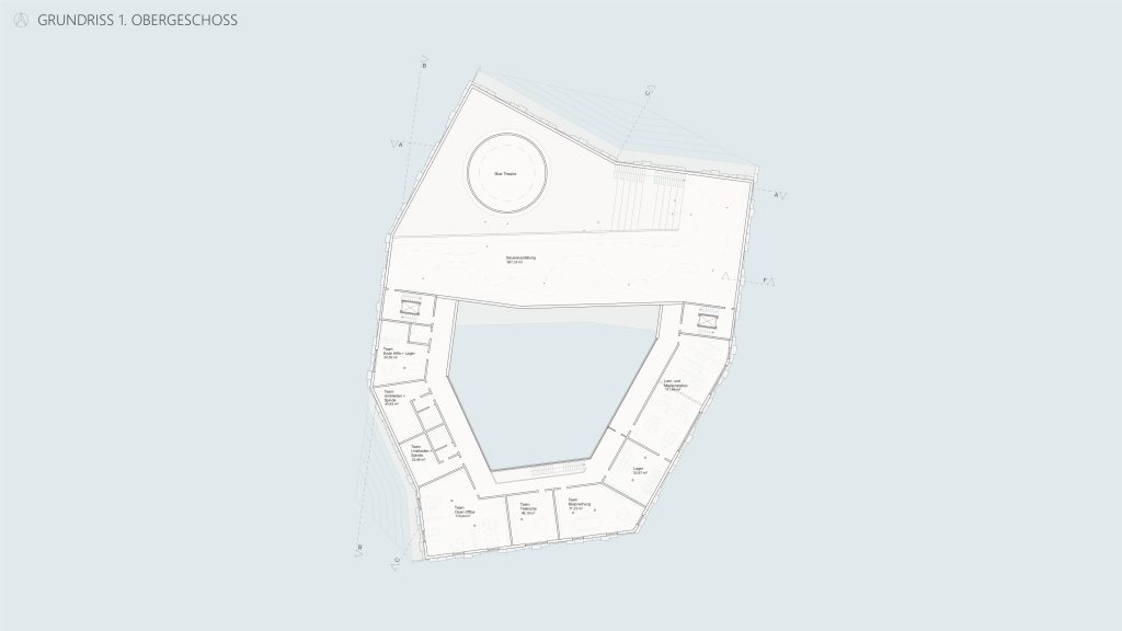 Architektonischer Grundriss des ersten Obergeschosses eines schwimmenden Museums, entworfen von Sarah Klinke in Archicad, mit beschrifteten Räumen, die um einen zentralen offenen Bereich in einem markanten polygonalen Gebäude angeordnet sind.