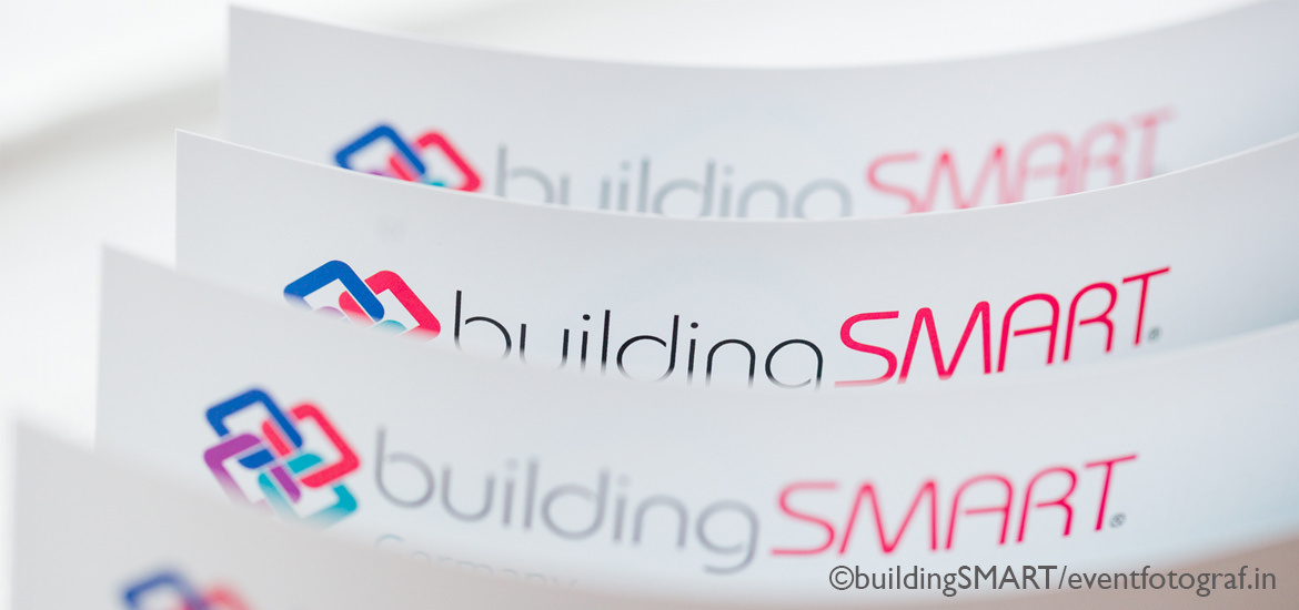 Ein Stapel Visitenkarten mit dem Schriftzug „building smart“ beim BuildingSMART-Thementag „Recht“ am 13. September 2018 in Essen.