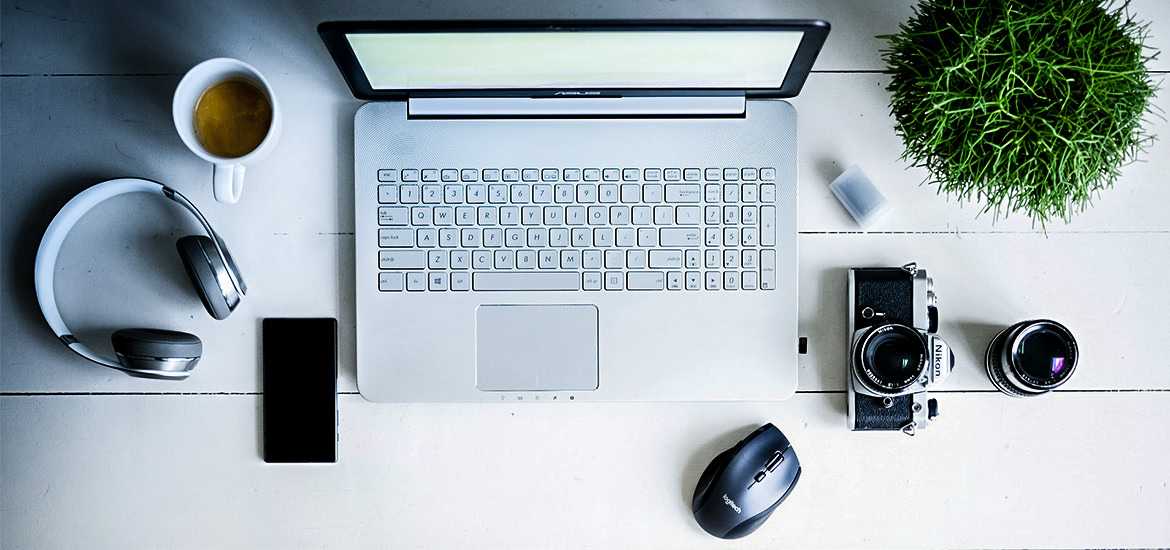 Ein Laptop, ein Telefon, eine Kamera und andere Gegenstände auf einem Tisch im Graphisoft-Büro.