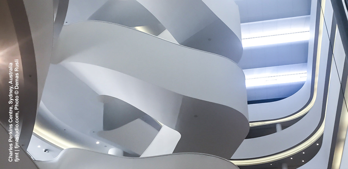 Ein Bild einer Wendeltreppe in einem Bibliotheksgebäude.