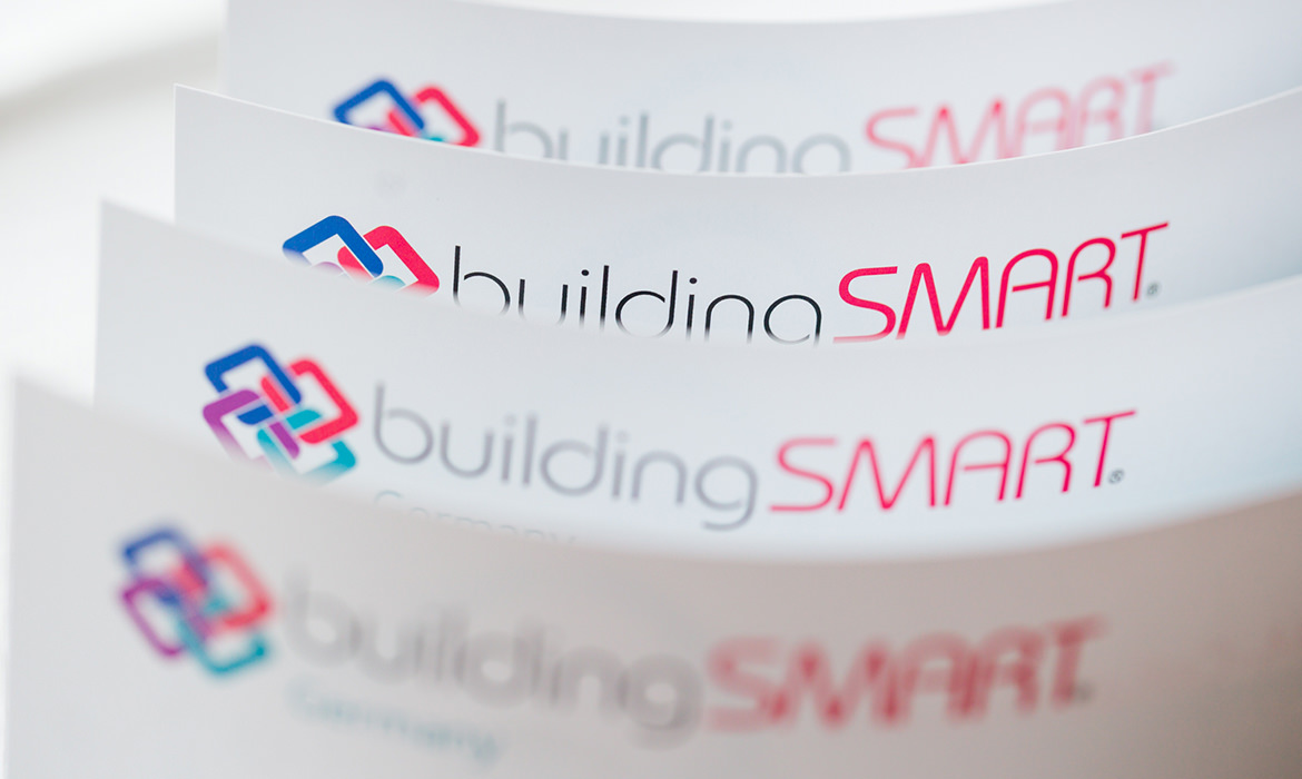 Ein Stapel Visitenkarten mit den BuildingSMART International Awards 2019.