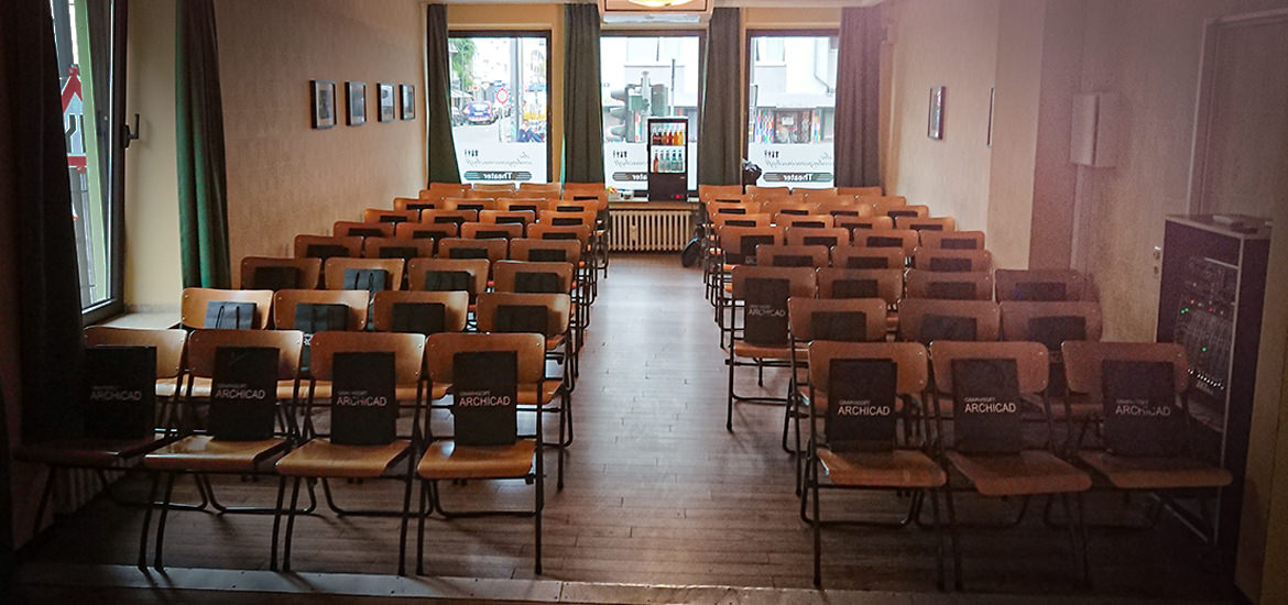 Stühle in einem Seminarraum in Köln.