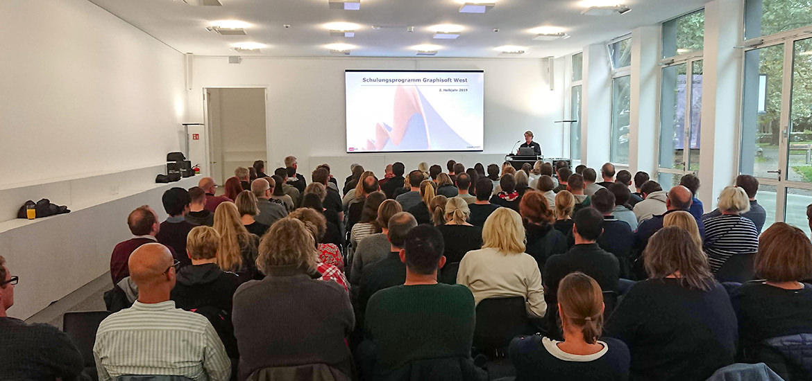 Eine Gruppe von Menschen, die an einer Präsentation über ARCHICAD 23-Updates in Dortmund teilnehmen.