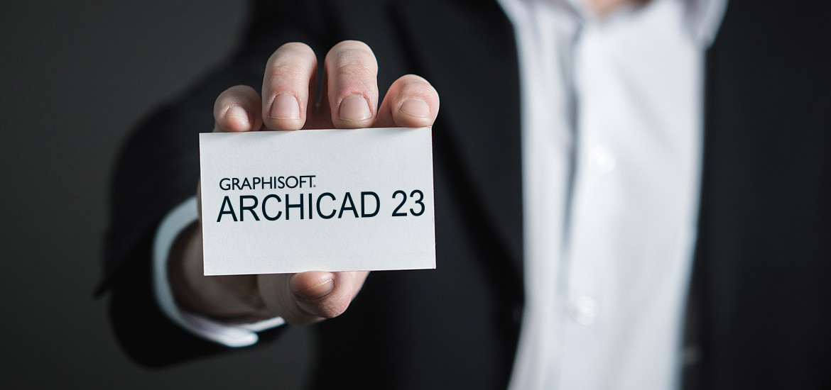 Ein Mann hält bei einer SEMINARCARD+-Veranstaltung ein Werbeschild für ARCHICAD 22 hoch.