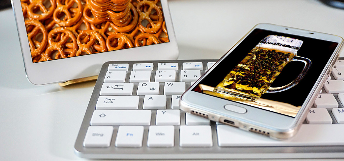 Eine Tastatur mit Handy für die Veranstaltungsreihe BIM Bier+Brezeln.