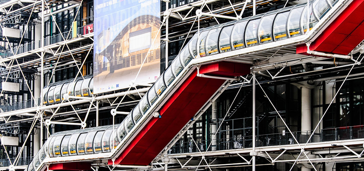 Ein umgebauter Architekturklassiker mit einer roten Treppe, entworfen in ARCHICAD.