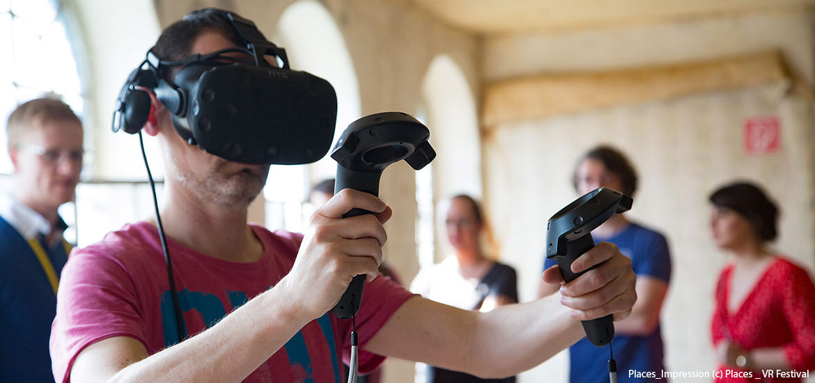 Ein Mann spielt ein Spiel beim Virtual Reality Festival 2020.