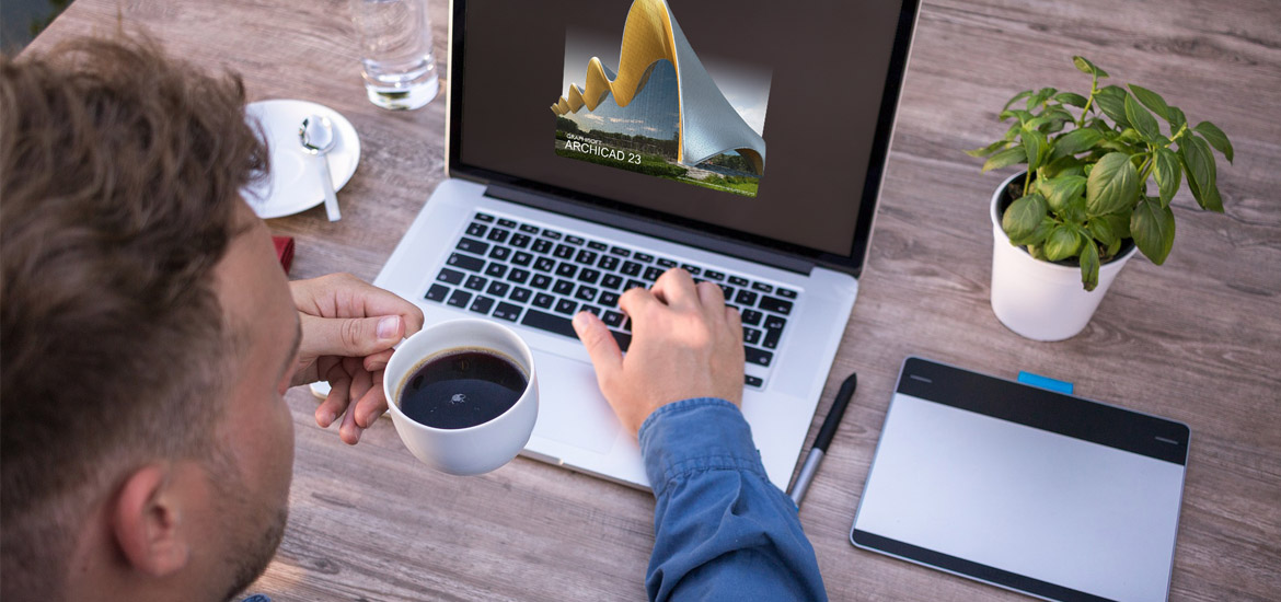 Ein Mann, der an einem Building Together-Webinar teilnimmt und an einem Laptop mit einer Kaffeetasse darauf arbeitet.