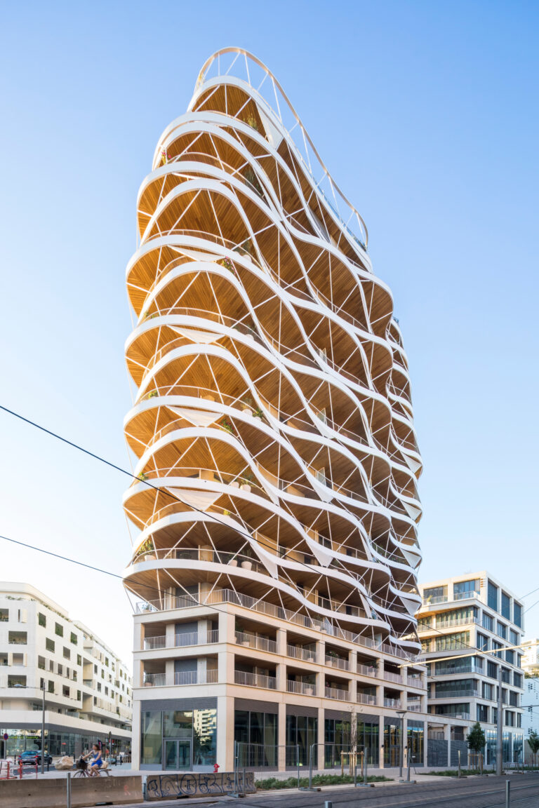 ein holzgebäude in einer stadt.