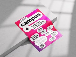 Ein Plakat mit fettgedrucktem "Campus"-Text und Veranstaltungsterminen mit rosa und violettem Farbverlaufshintergrund liegt auf einer hellgrauen Betonfläche im Tageslicht - ein automatisch gespeicherter Entwurf, der inspirieren soll.