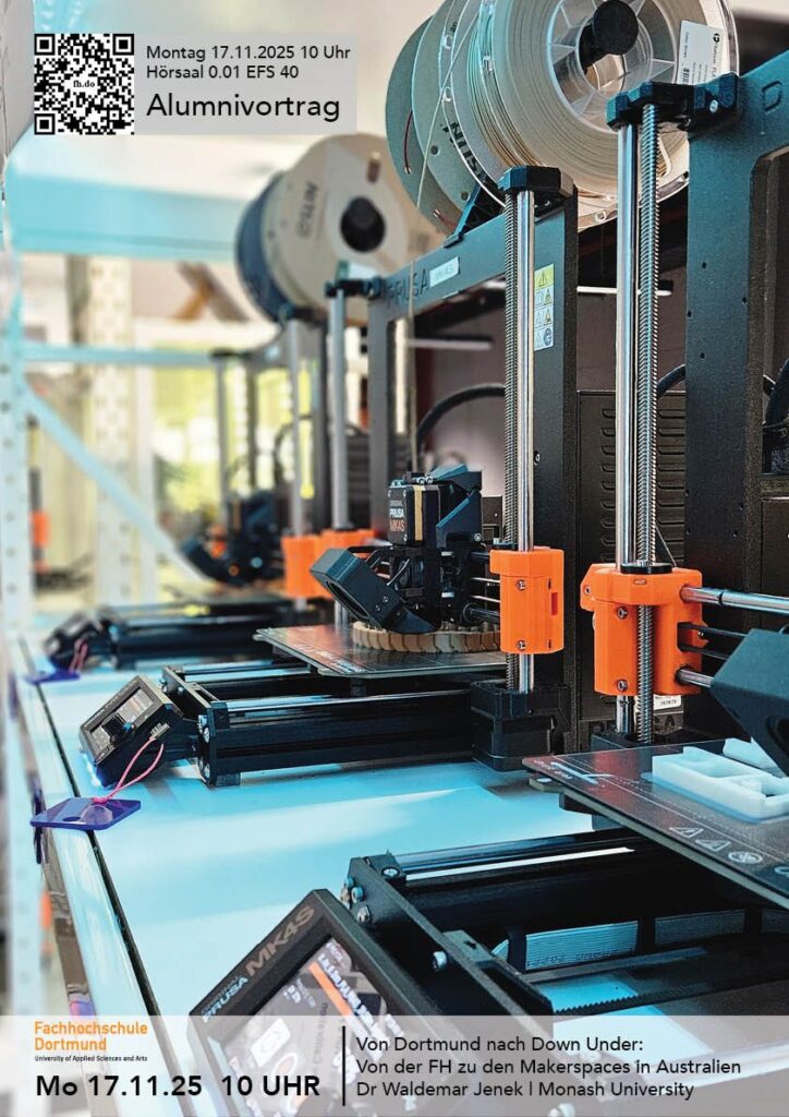 Mehrere 3D-Drucker sind auf einem Tisch in einer Werkstatt aufgereiht. In der linken oberen Ecke ist ein Veranstaltungsflyer für die FH Dortmund Vortragsreihe ALUMNI-SPECIAL eingeblendet.